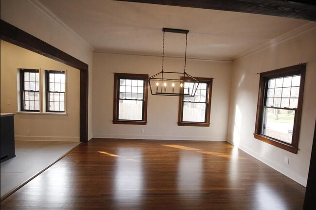 Building Photo - 3 Bed | 2 Bath in Midtown!