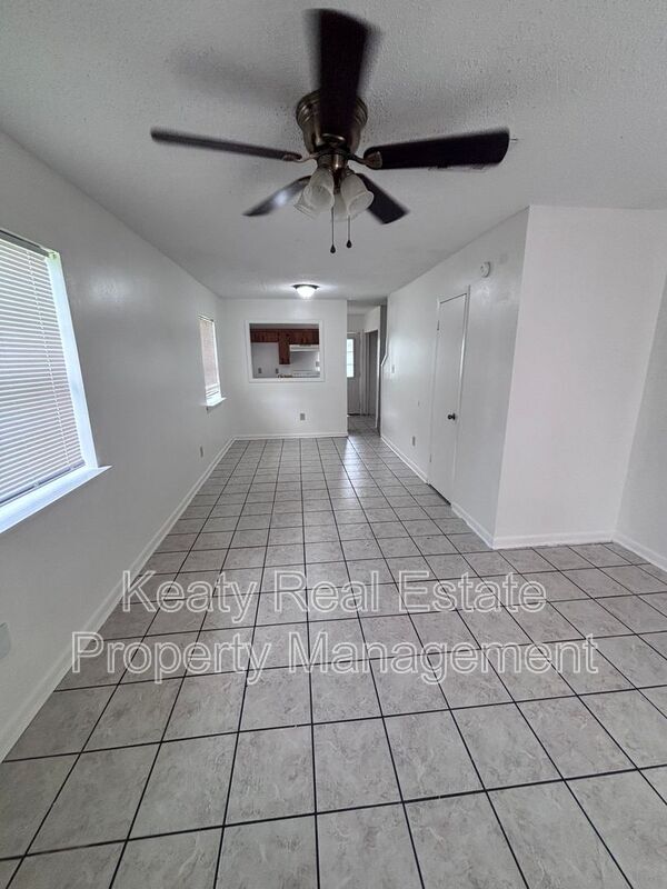 Building Photo - 125 Country Ln