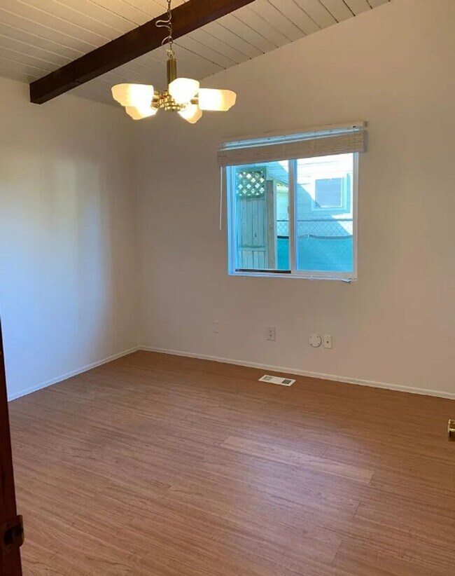 Building Photo - Charming 3-Bed 2bath Single-Level Home in ...