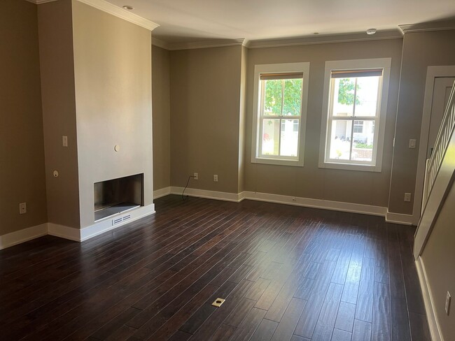 Building Photo - Stunning 2-Bedroom, 2.5-Bath Townhouse!