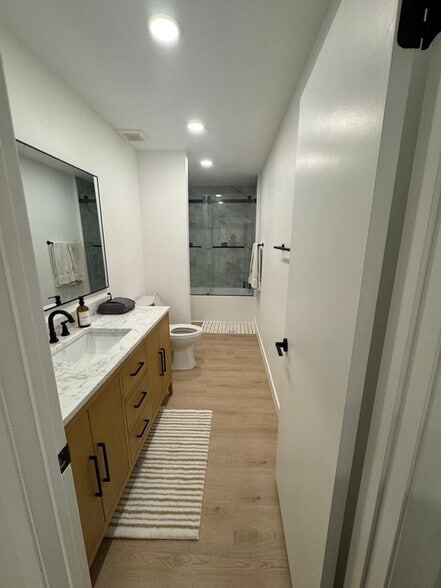 Building Photo - 400 S Flower St