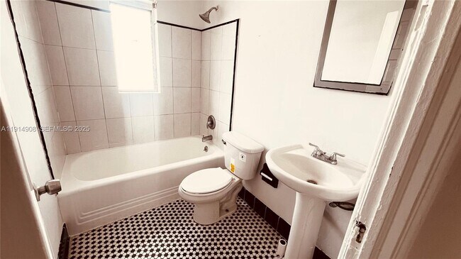 Building Photo - 1845 Bay Rd