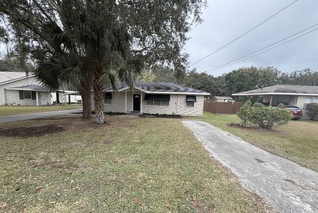 Building Photo - 811 S Lone Oak Dr