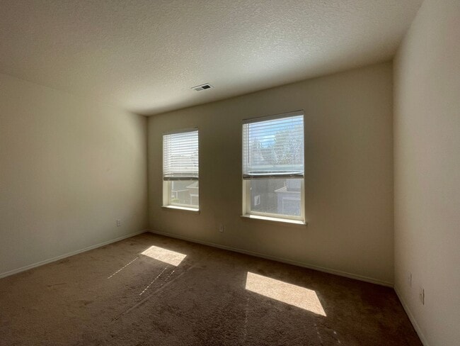 Building Photo - Hillsboro 3Bedroom 2.5 Bath + Den ~ Includes Washer & Dryer and Garage ~ Orenco Gardens Neighborh...
