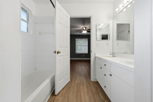 Building Photo - Wellington Place 3 Bedroom 2 Bath