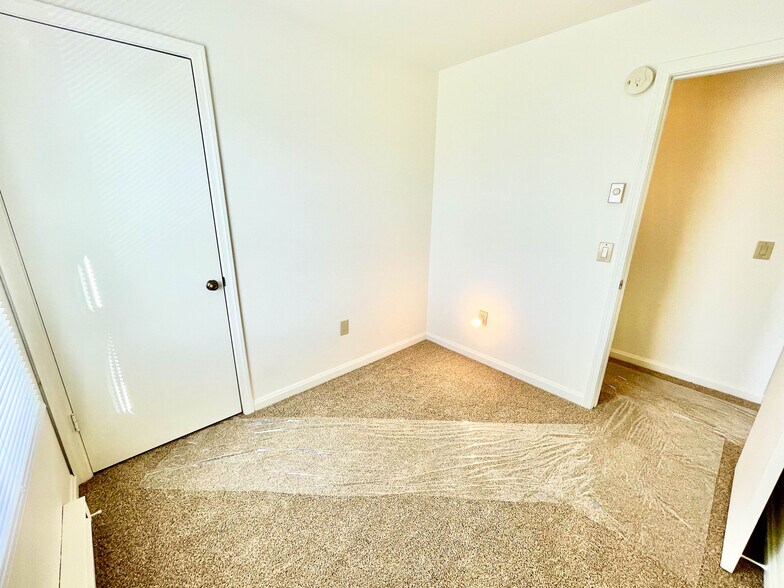 Building Photo - 25 Camelot Ct