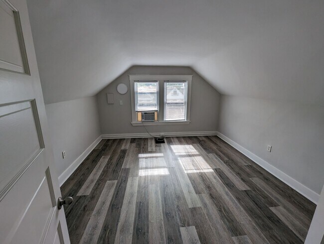 Building Photo - Beautiful Housing Convenient to Xavier Campus with Bonus Room