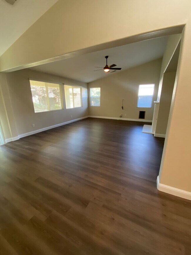 Building Photo - Gorgeous NW Home 4 Bed/3 Bath $2,850 Rent & 2,850 Deposit