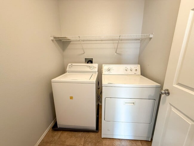 Building Photo - Charming 3/BD 2.5/ BA Home in Centennial with Spacious Backyard