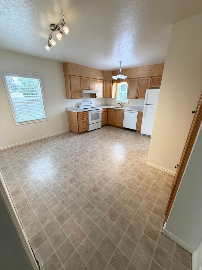 Building Photo - Ideally Located in the Heart of Murray