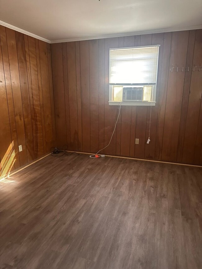 Building Photo - 1124 Erskine Rd