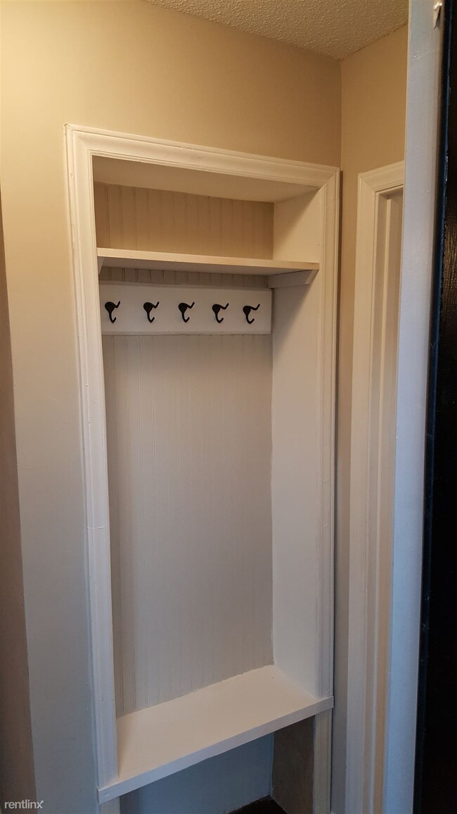 Building Photo - 2 br, 1.5 bath Condo - 6301 New Market