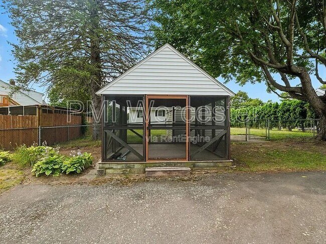 Building Photo - 178 Massasoit Rd