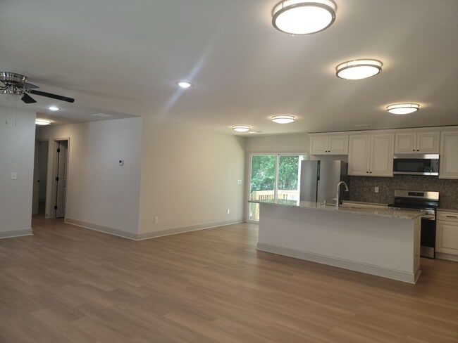 Building Photo - Build to Rent 4 Bdrm Lake Access - Luxury flooring -Stainless steel appliance - Covered Porch