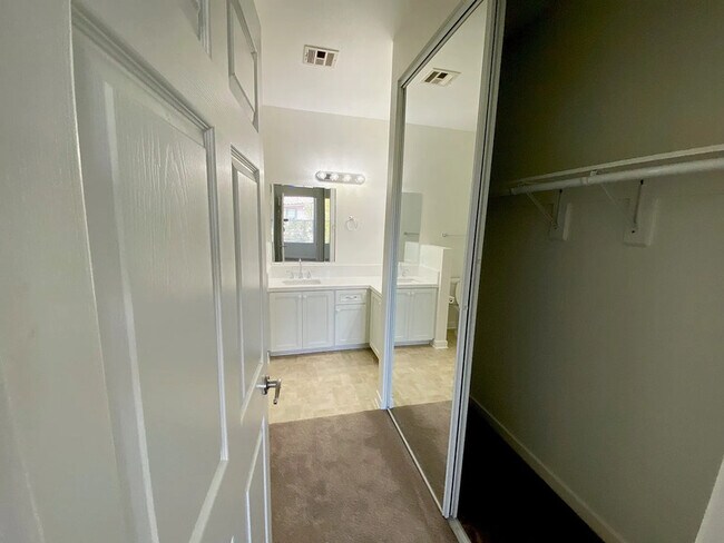 Building Photo - 10884 Sabre Hill Dr