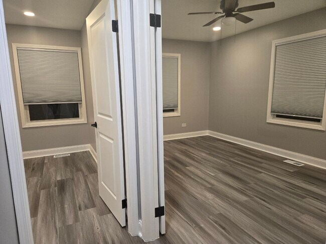 Building Photo - 456 W Inverrary Ln