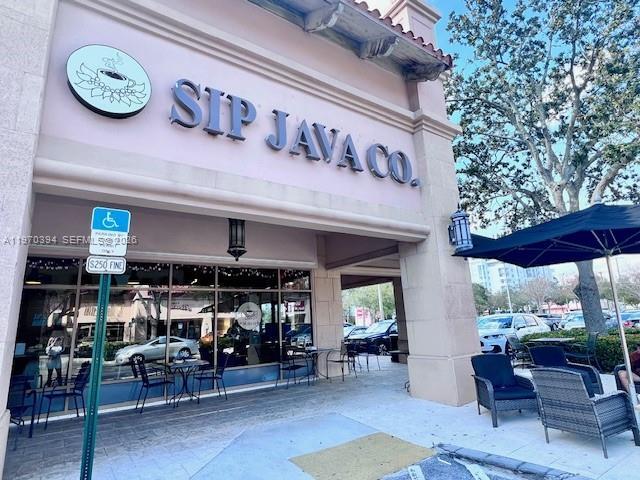 Building Photo - 621 NE 8th Ave