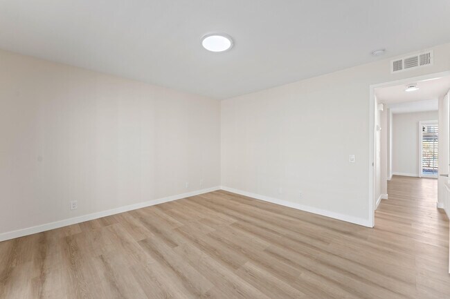 Building Photo - 505 S Farrell Dr