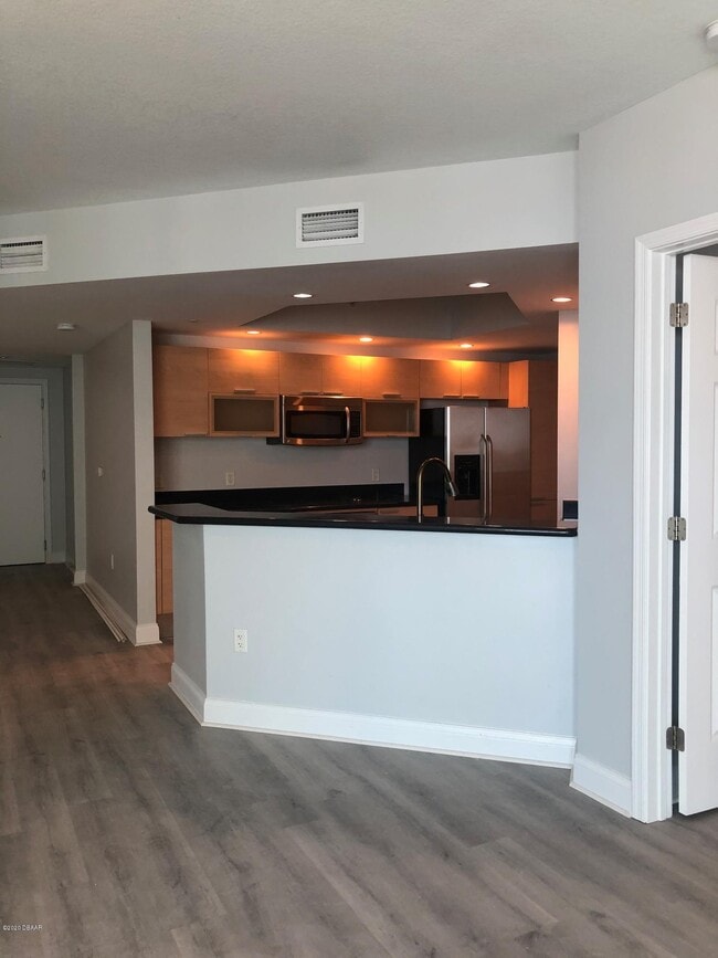 Building Photo - 231 Riverside Dr