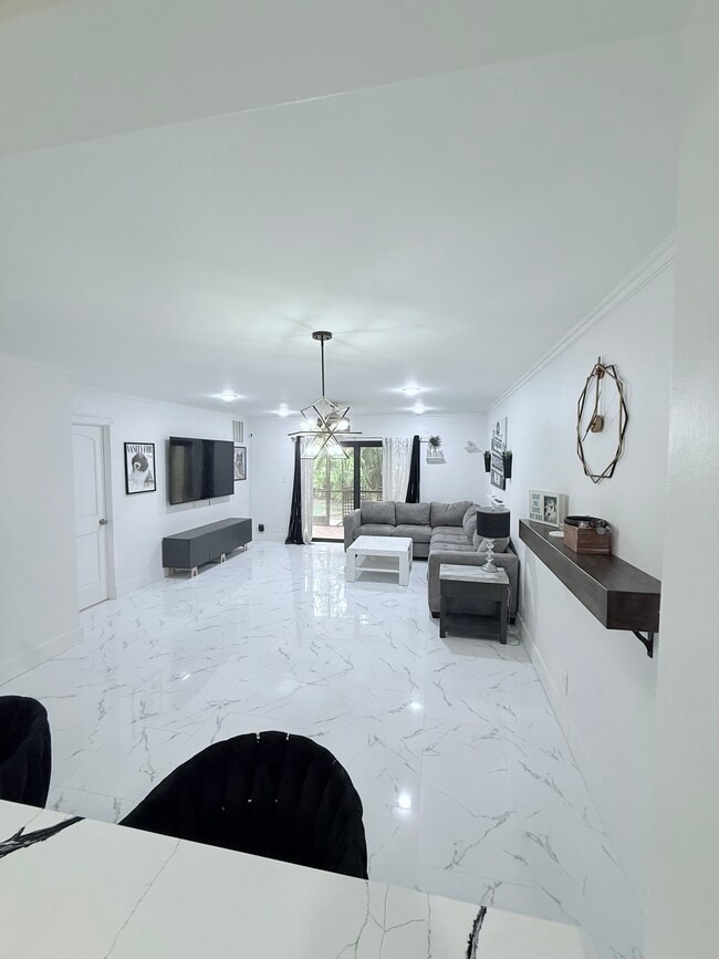 Building Photo - 140 S Cypress Rd