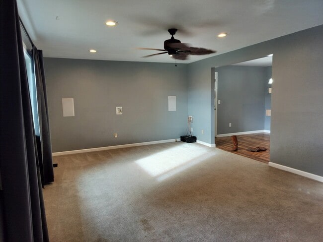 Building Photo - 130 NW Carrie Cir