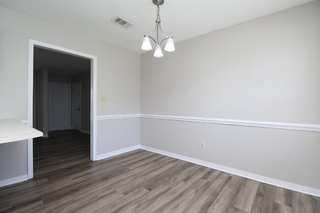 Building Photo - 3/2 Northwest Pensacola brick home with ga...