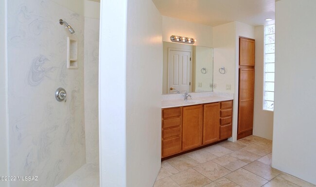 Building Photo - 12866 N High Hawk Dr