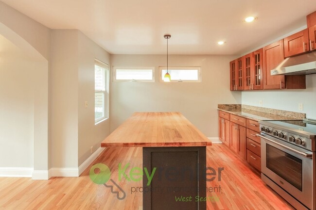 Building Photo - Stylish 4 Bedroom Steps from Shops, Cafes, and Parks **Rent Special**