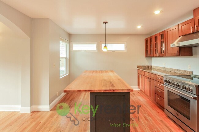 Building Photo - Stylish 4 Bedroom Steps from Shops, Cafes, and Parks