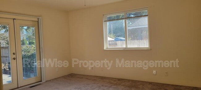 Building Photo - 1267 SW Ironwood Dr