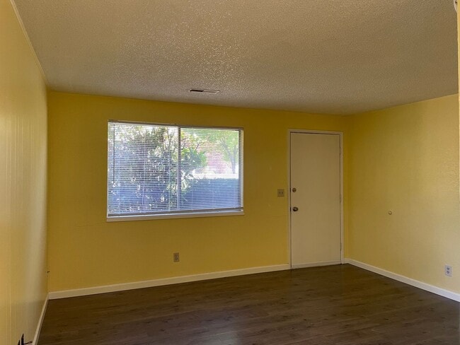 Building Photo - Great 1 bedroom, 1 bath cottage ~ nice quiet street