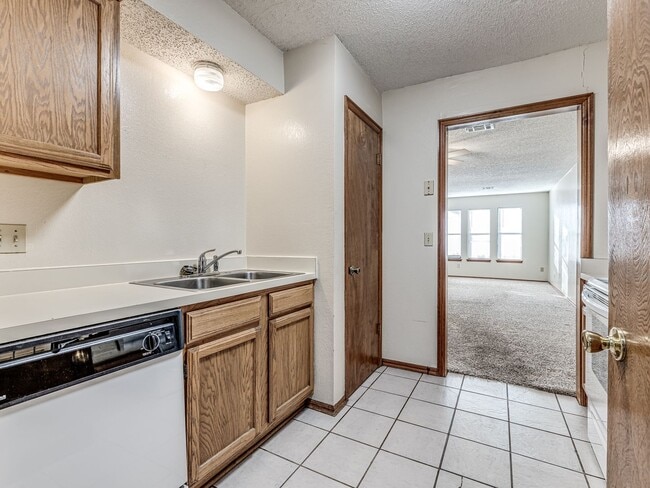 Building Photo - Charming 2 bed 2 bath duplex in Norman