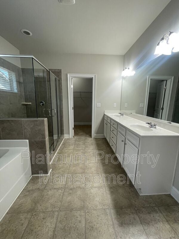 Building Photo - 5180 Mirror Lake Dr
