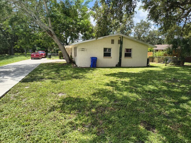 Building Photo - 561 Laura Ln
