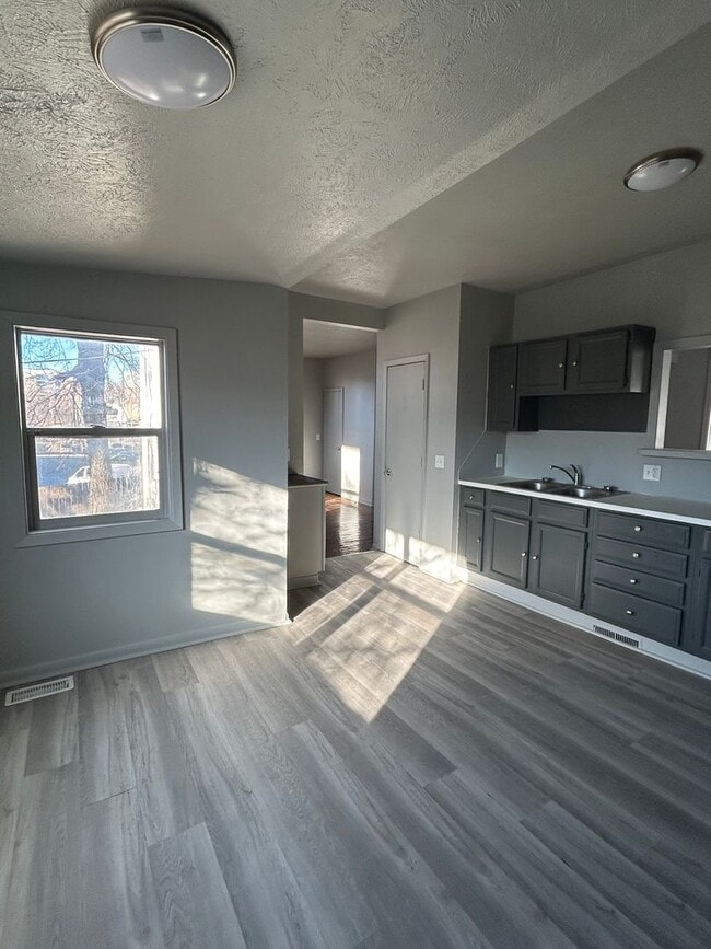 Building Photo - 4411 Davenport St