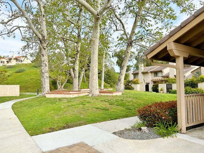 Building Photo - Spacious Single-Level Attached Home w/ Yard