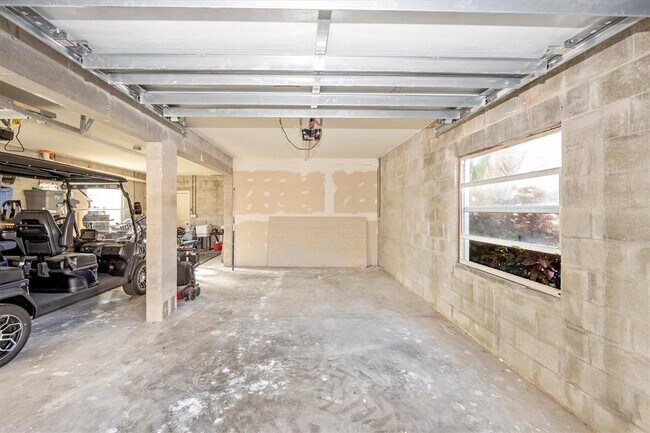 Building Photo - 907 Riviera St