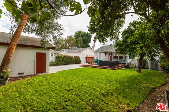 Building Photo - 5732 Vesper Ave