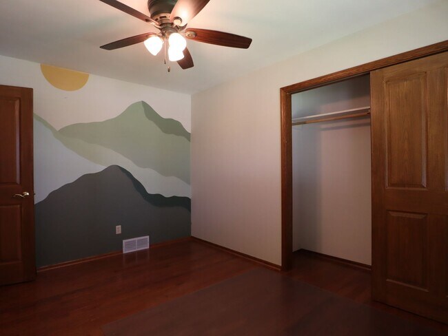 Building Photo - NEW PRICE - GREAT HOME - Single Family Home in Germantown Hills with Pool 3 BR / 4BA
