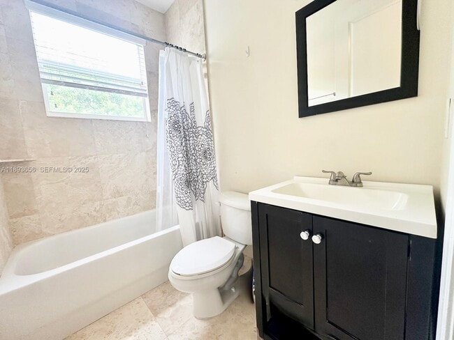 Building Photo - 813 SE 18th Ct