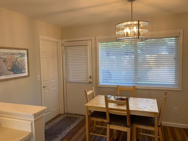 Building Photo - Gorgeous 2 Bed 1.5 Bath Condo For Rent