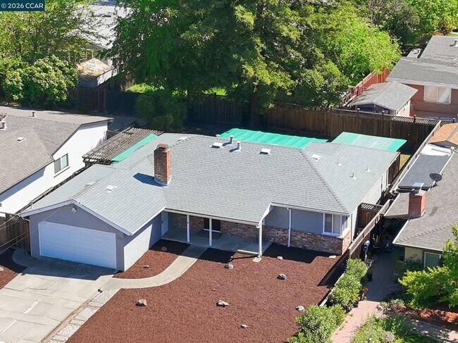 Building Photo - 1930 Sunshine Dr