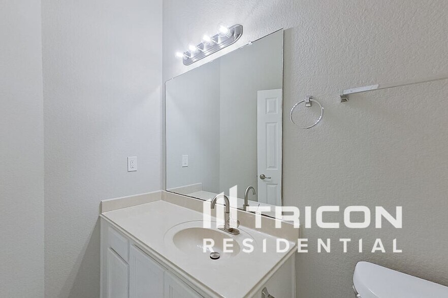 Building Photo - 2213 Wakecrest Dr