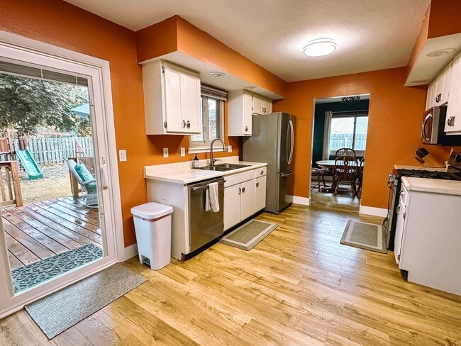 Building Photo - Beauitful Spacious Home