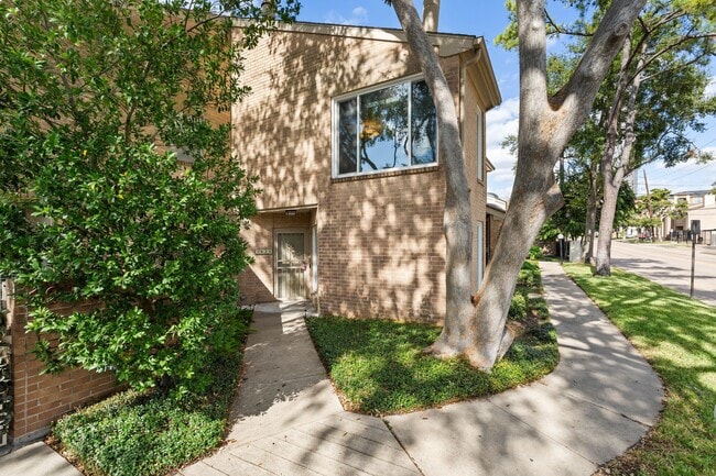 Building Photo - 1928 Augusta Dr