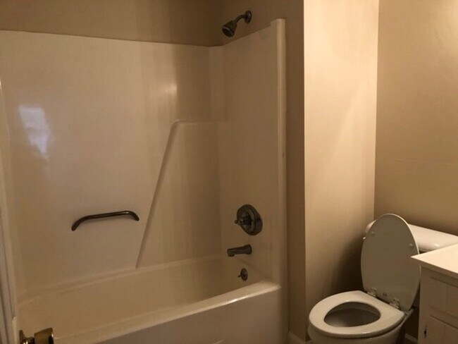 Building Photo - B-1 Kingswood Villas - Gorgeous townhome a...