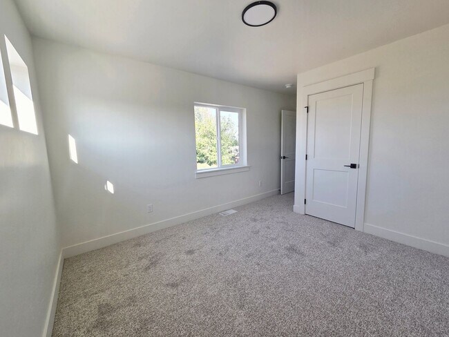 Building Photo - 560 Desert Rose Ave