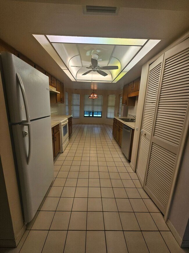 Building Photo - 3/2/2 Annual Rental available with lawn care included!!