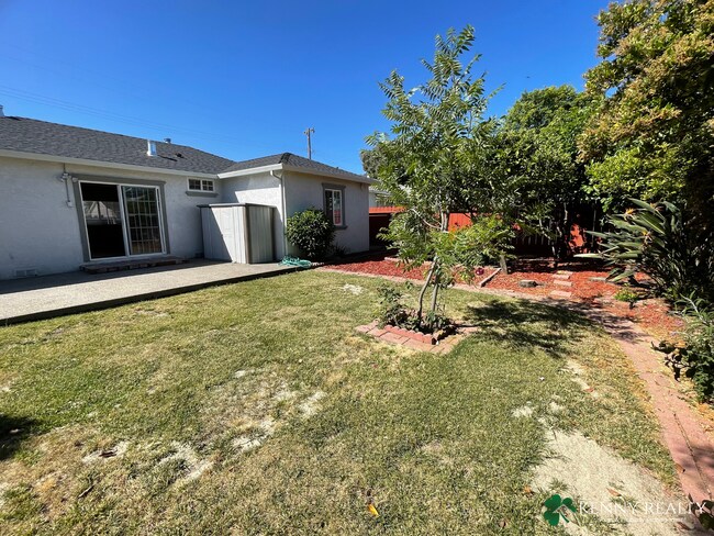 Building Photo - 3 Bedroom Home in Hayward