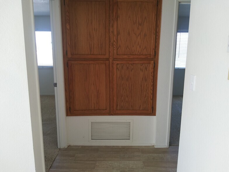 Hallway closet between bedrooms - 437 S Sunset St